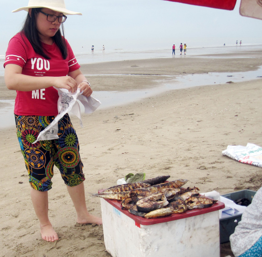 Du khách bị hút bởi những mẻ cá nướng tại chỗ Du khách bị hút bởi những mẻ cá nướng tại chỗ