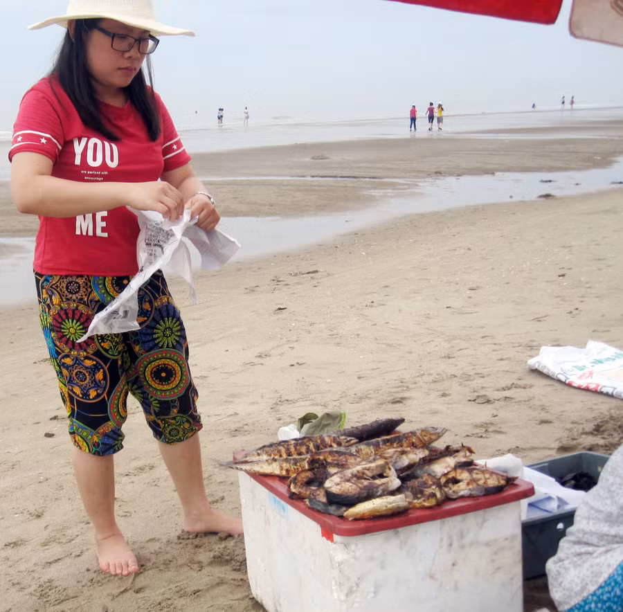 Du khách bị hút bởi những mẻ cá nướng tại chỗ