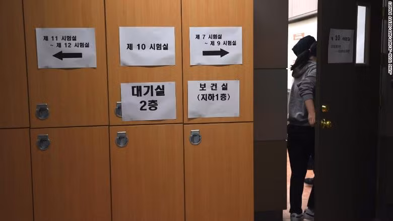 Học sinh bước vào phòng thi CSAT năm 2017. Truoc ky thi kho nhat trong nam, Han Quoc xon xao ve gian lan thi cu hinh anh 2