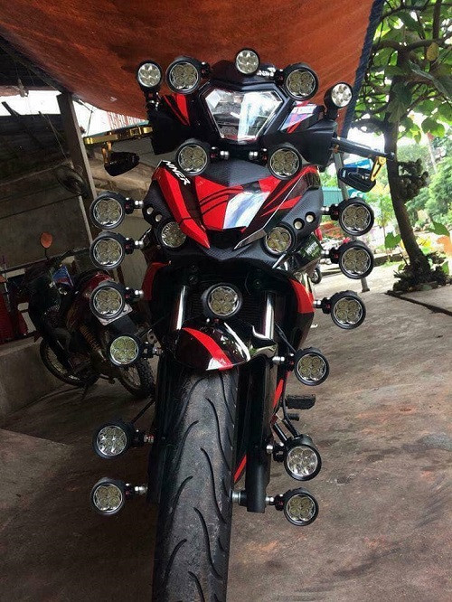 Không có gì ngoài gương chiếu hậu. Không có gì ngoài gương chiếu hậu.