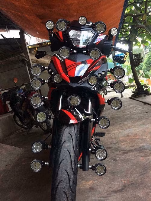 Không có gì ngoài gương chiếu hậu.