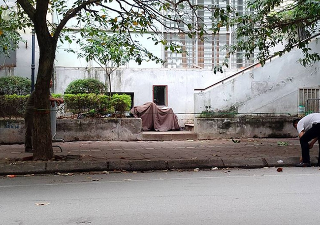 Hà Nội: Người dân hốt hoảng phát hiện bé trai khoảng 5 tuổi rơi từ chung cư N03 Dịch Vọng - Ảnh 1. Hà Nội: Người dân hốt hoảng phát hiện bé trai khoảng 5 tuổi rơi từ chung cư N03 Dịch Vọng - Ảnh 1.