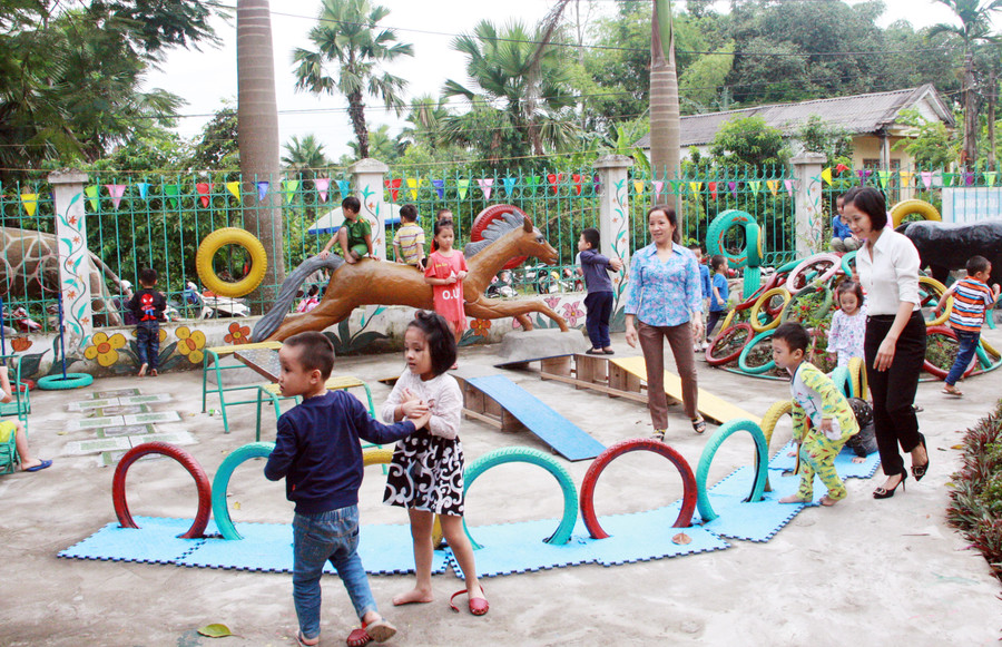 Khuôn viên sân chơi tại Trường Mầm non thị trấn Sông Thao (Phú Thọ). Ảnh: Trung Toàn Khuôn viên sân chơi tại Trường Mầm non thị trấn Sông Thao (Phú Thọ). Ảnh: Trung Toàn