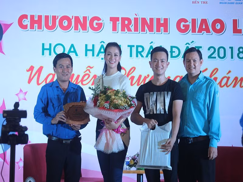 Hoa hậu Phương Khánh xúc động khi về thăm trường cũ - ảnh 5