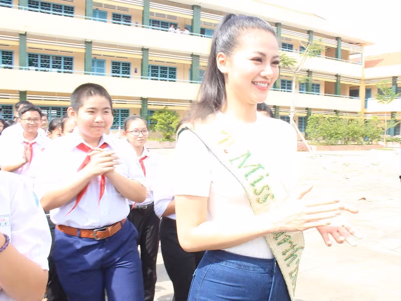 Hoa hậu Phương Khánh xúc động khi về thăm trường cũ - ảnh 1