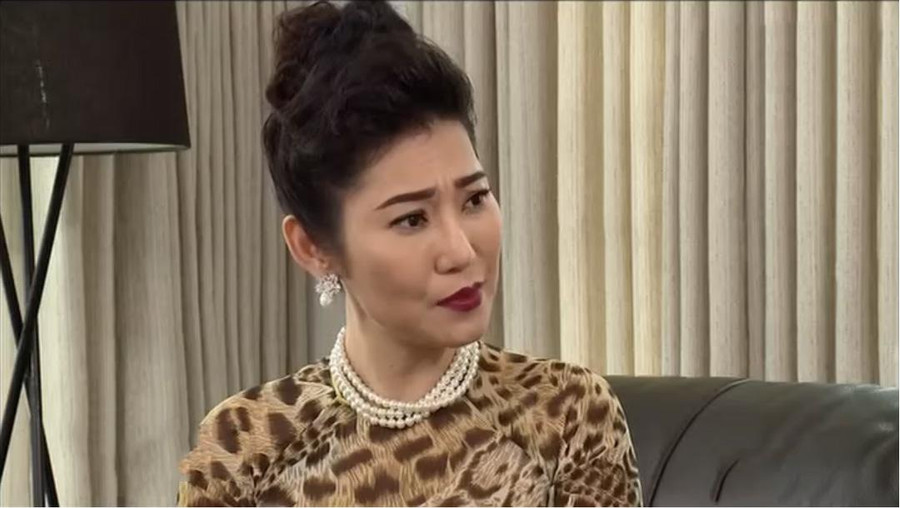 con dau ghe gom mot muc doi ly hon, me chong u muu tha 2 vien thuoc vao coc nuoc - 2