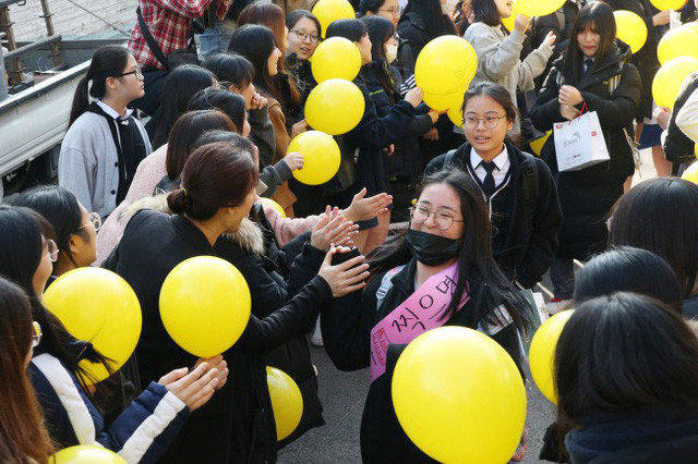 600.000 thí sinh Hàn Quốc thi Đại học: Cả đất nước nín thở, học sinh lớp 11 quỳ ngoài cổng trường chúc anh chị thi tốt - Ảnh 15. 600.000 thí sinh Hàn Quốc thi Đại học: Cả đất nước nín thở, học sinh lớp 11 quỳ ngoài cổng trường chúc anh chị thi tốt - Ảnh 15.