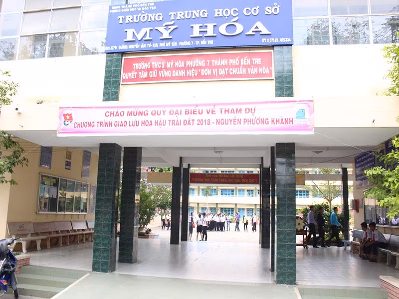 Hoa hậu Phương Khánh xúc động khi về thăm trường cũ - ảnh 4