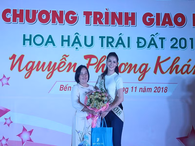 Hoa hậu Trái đất Nguyễn Phương Khánh xúc động về thăm trường cũ