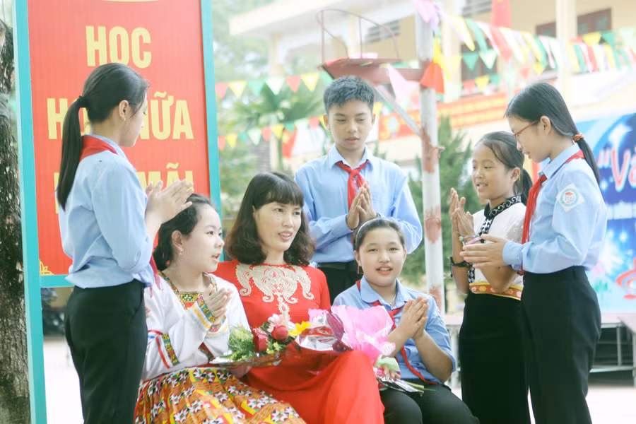 Tình nghĩa thầy - trò luôn được đề cao trong mọi thời đại