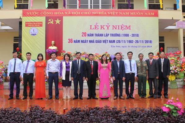 Các thế hệ lãnh đạo Sở, Huyện cùng đại biểu về dự lễ kỷ niệm cùng nhà trường