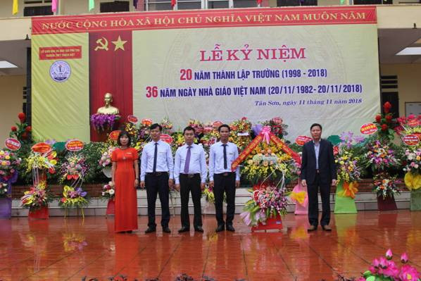 Đồng chí Vũ Tiến Bắc – Phó Chủ Tịch UBND huyện Tân Sơn tặng hoa chúc mừng nhà trường