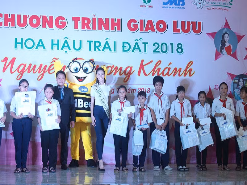 Hoa hậu Phương Khánh xúc động khi về thăm trường cũ - ảnh 7