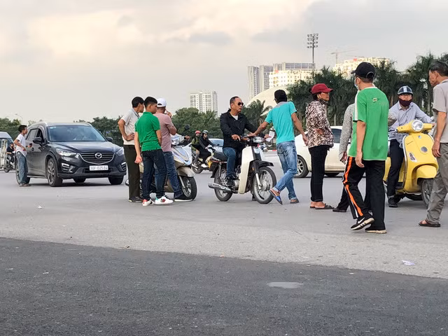 Hàng chục cò vé trước cửa sân vận động Quốc gia Mỹ Đình.