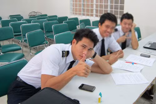 Hình ảnh 3 sao Việt bỏ showbiz sang làm phi công giờ ra sao? số 6