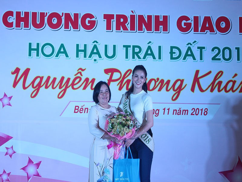 Hoa hậu Phương Khánh xúc động khi về thăm trường cũ - ảnh 3
