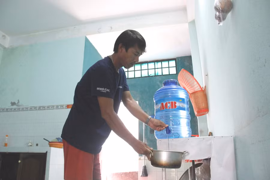 Người dân phải sử dụng nước đóng chai để nấu ăn