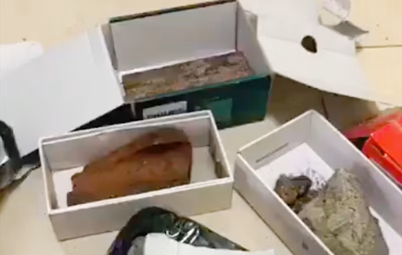 Rao bán 3 chiếc iPhone 6 cũ rồi gửi... 3 cục đá cho khách