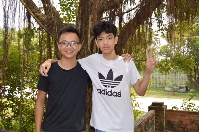 Hoàng Tiến và một em nhỏ được Tiến phụ trách huấn luyện tại Trung tâm.