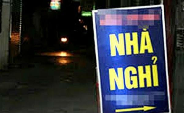 Phát hiện chồng vào nhà nghỉ với nhân tình, vợ ôm con khóc suốt đêm ngoài cửa ảnh 2 Người mẹ ôm con đứng suốt đêm trước nhà nghỉ khiến nhân viên ám ảnh