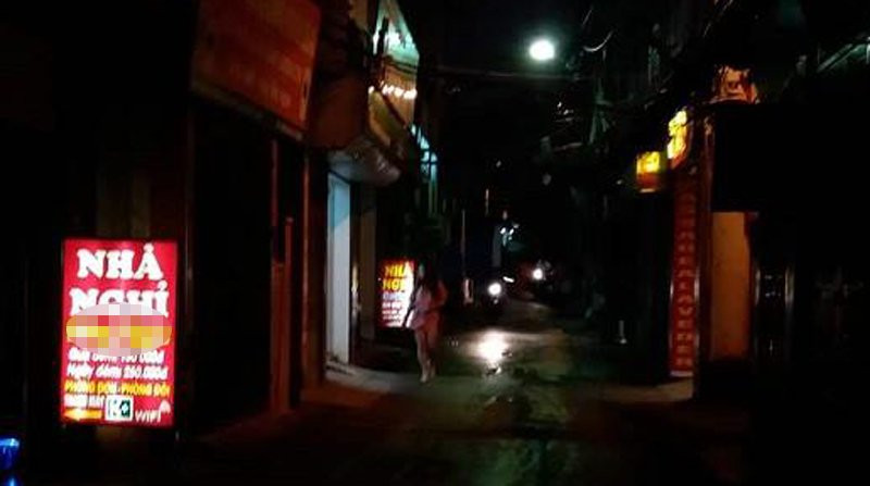 Phát hiện chồng vào nhà nghỉ với nhân tình, vợ ôm con khóc suốt đêm ngoài cửa ảnh 1 Người mẹ ôm con đứng suốt đêm trước nhà nghỉ khiến nhân viên ám ảnh