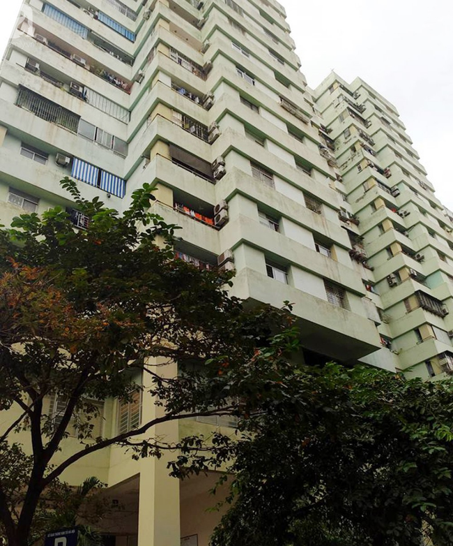 Hà Nội: Người dân hốt hoảng phát hiện bé trai khoảng 5 tuổi rơi từ chung cư N03 Dịch Vọng - Ảnh 2. Hà Nội: Người dân hốt hoảng phát hiện bé trai khoảng 5 tuổi rơi từ chung cư N03 Dịch Vọng - Ảnh 2.