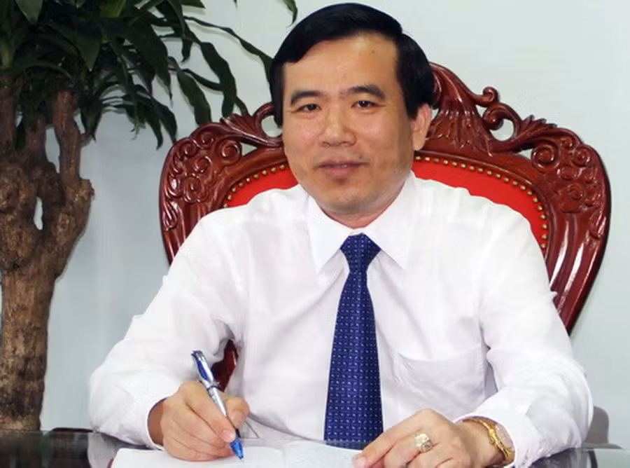 “Có thể nói, nâng chuẩn GV mầm non là cần thiết và làm theo lộ trình sẽ không ảnh hưởng nhiều đến việc bố trí GV đang giảng dạy (sắp xếp thời gian hợp lý). Nhà nước cần quan tâm, tránh tình trạng cứ tính toán đến kinh phí bồi dưỡng mà không nâng chuẩn GV mầm non. Nghĩ cho cùng, tiền bồi dưỡng GV mầm non nâng chuẩn và tiền lương tăng khi nâng chuẩn chưa bằng làm 1 km đường nhựa ở thành phố. Đầu tư cho giáo dục là đầu tư cho phát triển”. Giám đốc Sở GD&ĐT Phú Thọ Nguyễn Minh Tường