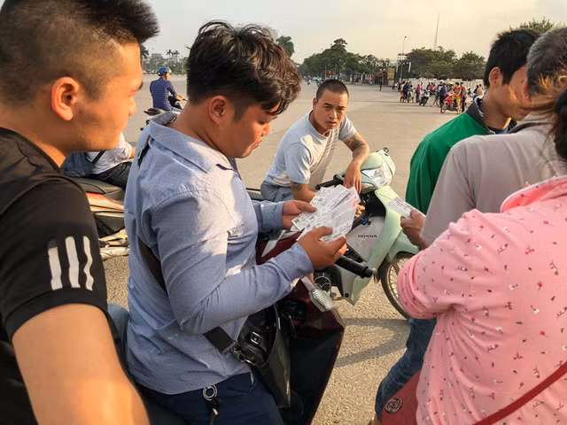 Nhiều người hôm mộ tìm đến đây để mua vé xem trận Việt Nam với Malaysia.