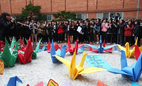 600.000 thí sinh Hàn Quốc thi Đại học: Cả đất nước nín thở, học sinh lớp 11 quỳ ngoài cổng trường chúc anh chị thi tốt - Ảnh 8. 600.000 thí sinh Hàn Quốc thi Đại học: Cả đất nước nín thở, học sinh lớp 11 quỳ ngoài cổng trường chúc anh chị thi tốt - Ảnh 8.
