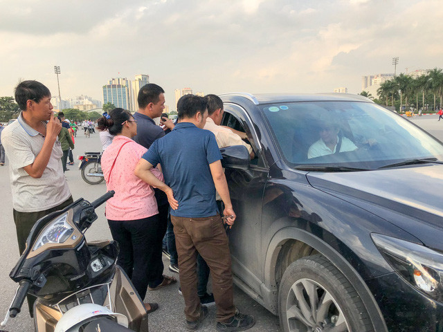Vé chợ đen trận Việt Nam-Malasyia lên tới 4 triệu đồng/cặp ảnh 3 Mỗi khi có ô tô dừng có nhu cầu mua vé, nhiều cò vé áp sát để mời chào.