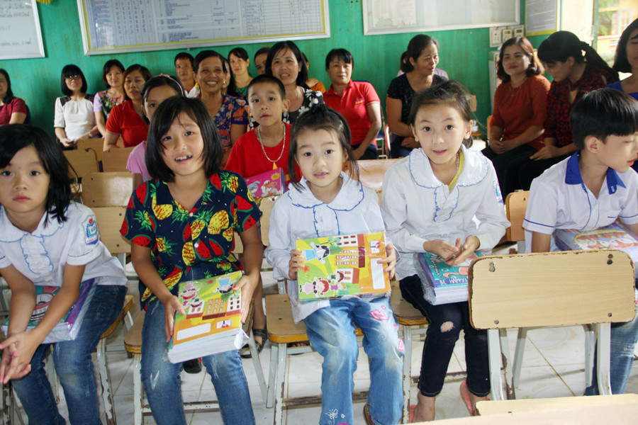 Niềm vui của các em học sinh Trường Tiểu học Thục Luyện nhận quà từ Báo GD&TĐ