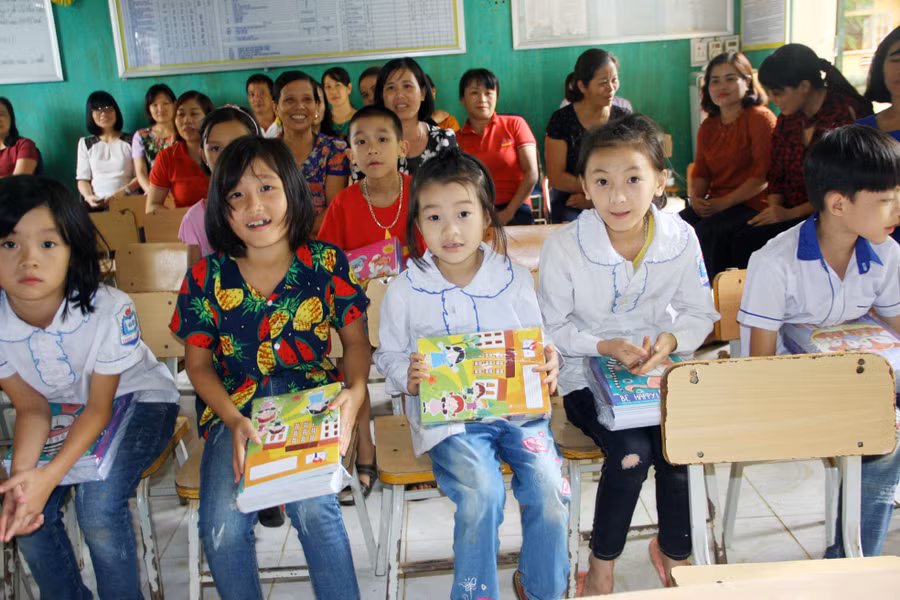 Niềm vui của các em học sinh Trường Tiểu học Thục Luyện nhận quà từ Báo GD&TĐ