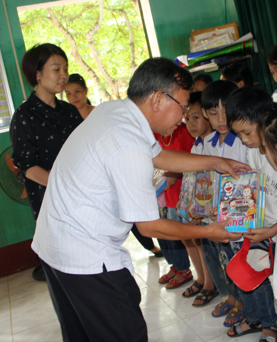 ... cùng đại diện Báo GD&TĐ tặng sách vở cho các em học sinh của trường Tiểu học Thục Luyện - ngôi trường bị thiệt hại nặng nề nhất