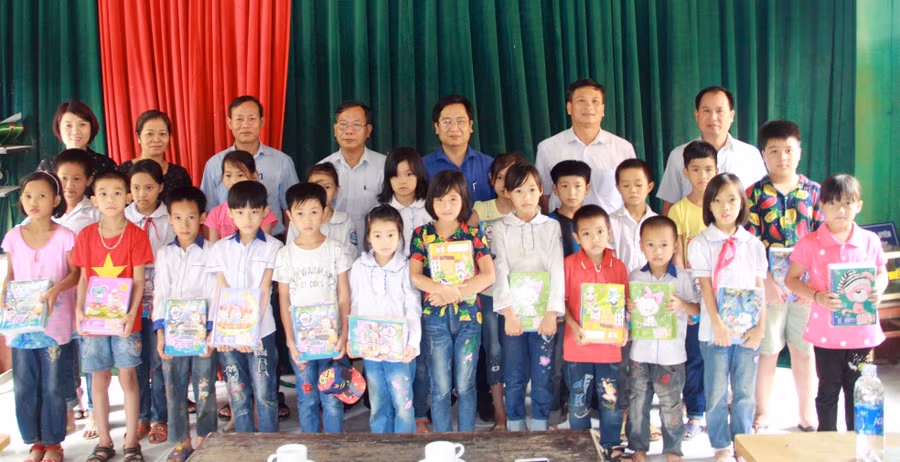 Đại diện Báo GD&TĐ, UBND huyện và Phòng GD&ĐT Thanh Sơn chụp ảnh cùng các em học sinh