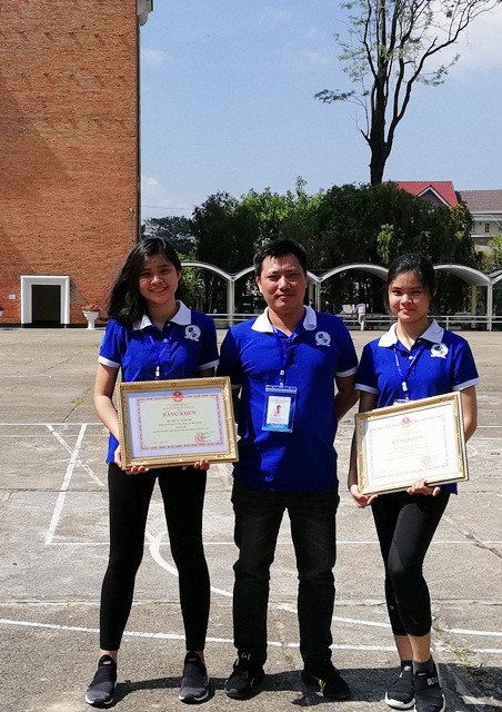 Hai chị em sinh đội Lê Vân Yên Khê và Lê Vân Yên Khanh giành giải Nhất cuộc thi với đề tài Hệ thống theo dõi điện tâm đồ tại nhà-phát hiện nguy cơ nhồi máu cơ tim cho người cao tuổi