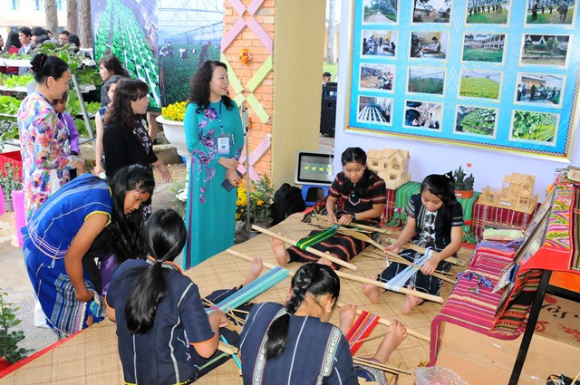 Thứ trưởng Bộ GD&ĐT Nguyễn Thị Nghĩa tham quan khu trưng bày không gian trải nghiệm, sáng tạo của học sinh