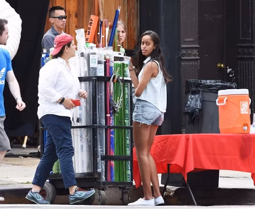 Malia cùng nữ diễn viên Lena Dunham trên phim trường "Girls" vào tháng 7 năm 2015. Ảnh:Page Six