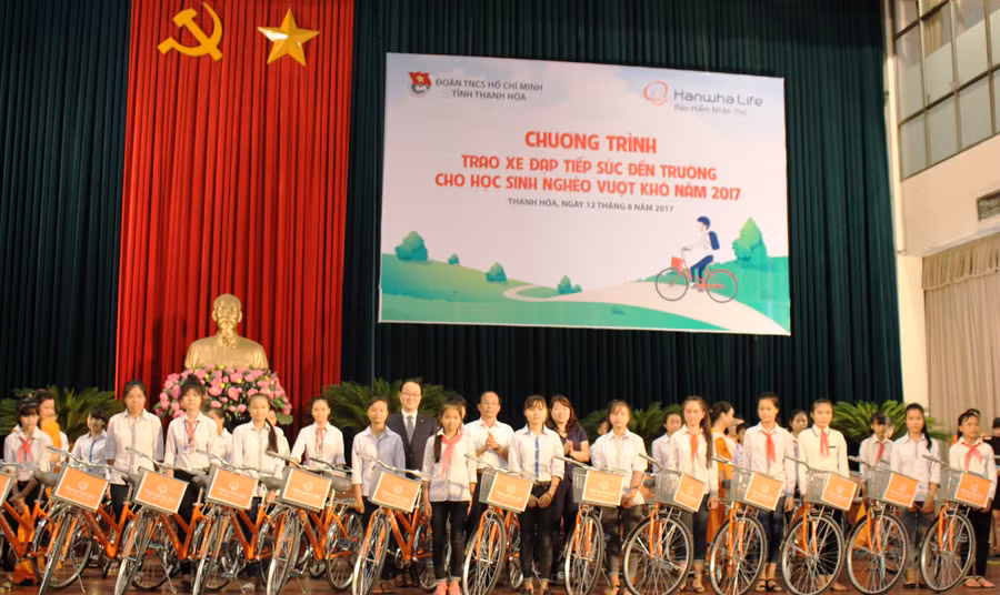 145 chiếc xe đạp được Công ty Bảo hiểm Hanwha Life trao tặng cho các em học sinh nghèo vượt khó tại Thanh Hóa, sáng ngày 12/8. Ảnh: Nguyễn Quỳnh 