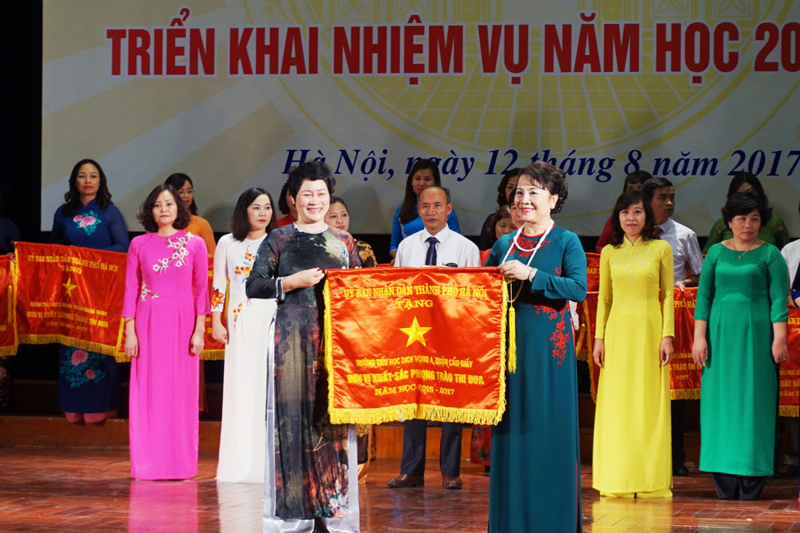 Thứ trưởng Nguyễn Thị Nghĩa tặng cờ cho các đơn vị xuất sắc