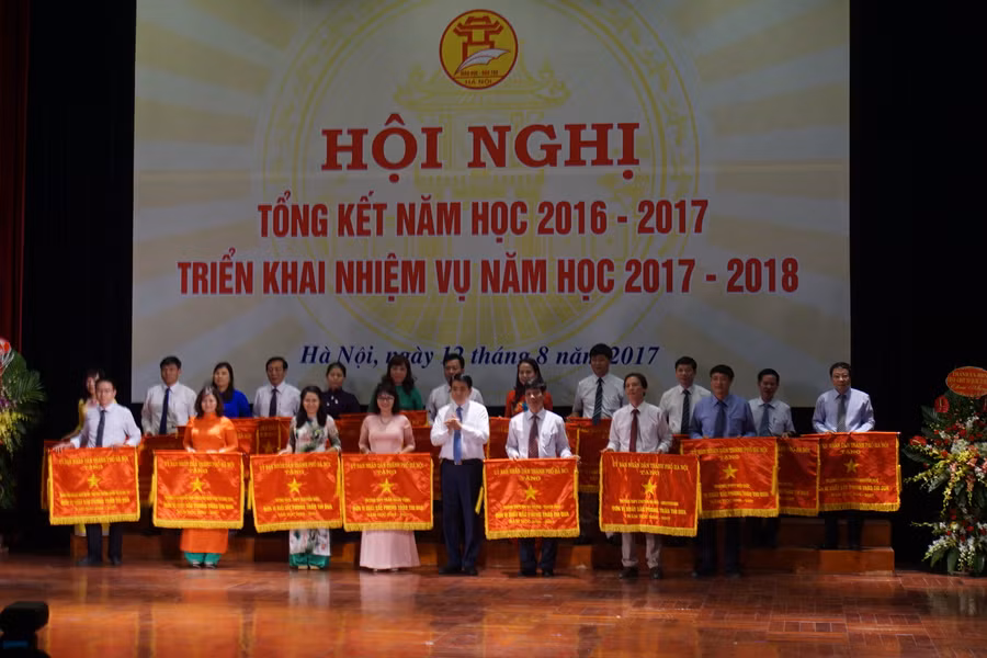 
Ông Nguyễn Đức Chung - Chủ tịch UBND TP Hà Nội tặng cờ cho các đơn vị xuất sắc.