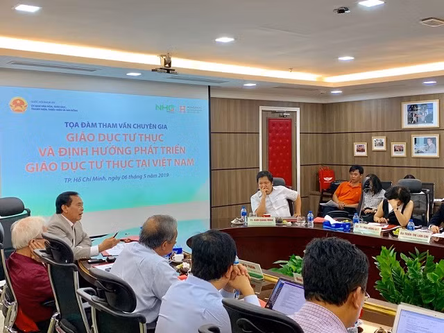 PGS.TS Nguyễn Mạnh Hùng- Hiệu trưởng Trường ĐH Nguyễn Tất Thành tham gia ý kiến tại tọa đàm