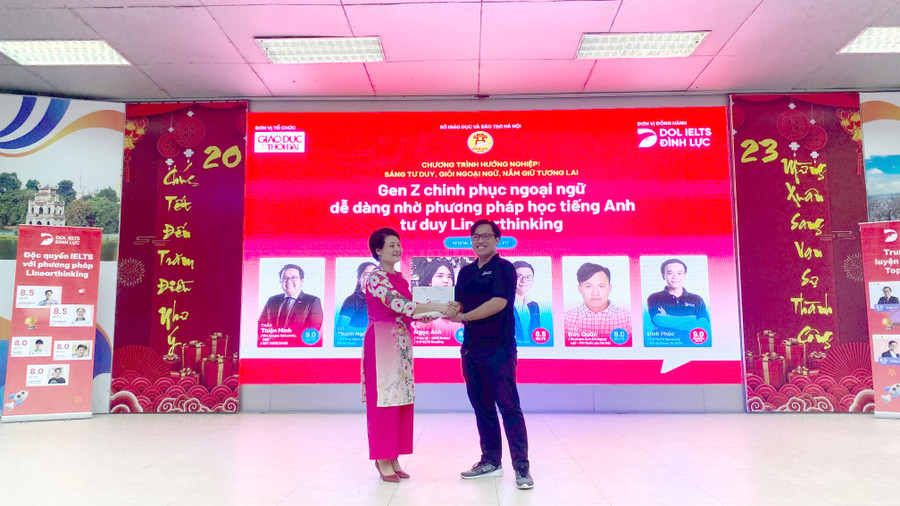 Diễn giả Trần Đức Quân tặng quà cho BGH trường THPT Phạm Hồng Thái. Diễn giả Trần Đức Quân tặng quà cho BGH trường THPT Phạm Hồng Thái.