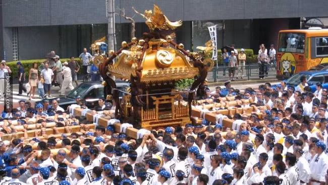 Hình ảnh gây sốc của những người khiêng kiệu tại các lễ hội ở Nhật Bản - Ảnh 1.