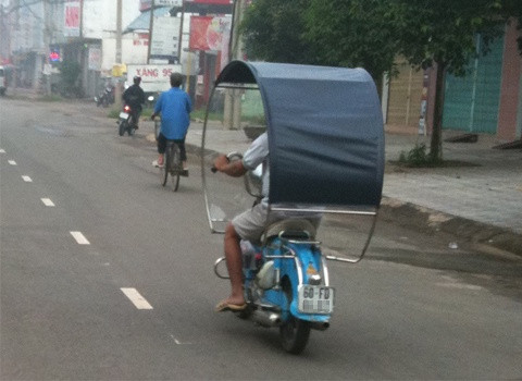 Chiếc xe Honda nhỏ độ vòm che nắng. nhung-kieu-do-xe-may-chong-nang-nong-chi-co-o-viet-nam-4