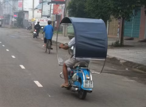 Chiếc xe Honda nhỏ độ vòm che nắng. nhung-kieu-do-xe-may-chong-nang-nong-chi-co-o-viet-nam-4
