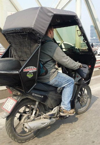 Chiếc xe độ đặc biệt trên cầu Chương Dương. nhung-kieu-do-xe-may-chong-nang-nong-chi-co-o-viet-nam-3