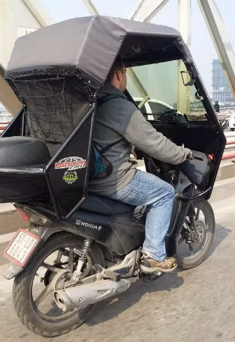 Chiếc xe độ đặc biệt trên cầu Chương Dương. nhung-kieu-do-xe-may-chong-nang-nong-chi-co-o-viet-nam-3