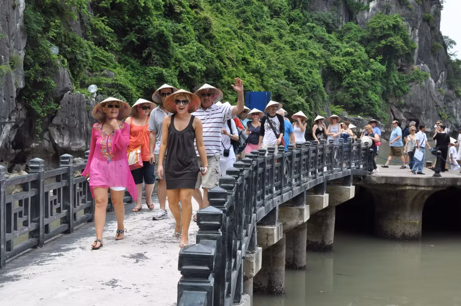 6 tháng đấu năm 2016 tổng từ khách du lịch đạt 167.464 tỷ đồng – tăng 20,7% so với cùng kỳ năm 2015 