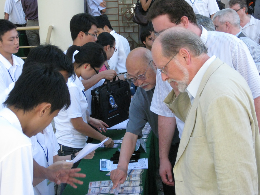 Sự tham gia của các giáo sư, giảng viên nước ngoài trong quá trình giảng dạy giúp SV cải thiện được năng lực tiếng Anh cùng các kỹ năng mềm. Sự tham gia của các giáo sư, giảng viên nước ngoài trong quá trình giảng dạy giúp SV cải thiện được năng lực tiếng Anh cùng các kỹ năng mềm.