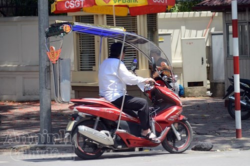 Người đàn ông độ dàn inox chống nắng trên xe PCX. nhung-kieu-do-xe-may-chong-nang-nong-chi-co-o-viet-nam-2